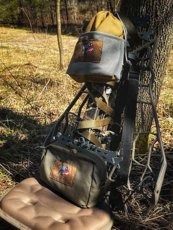 Load image into Gallery viewer, S.A.M Saddle Hunting Pouch Attached To Hang On Tree Stand
